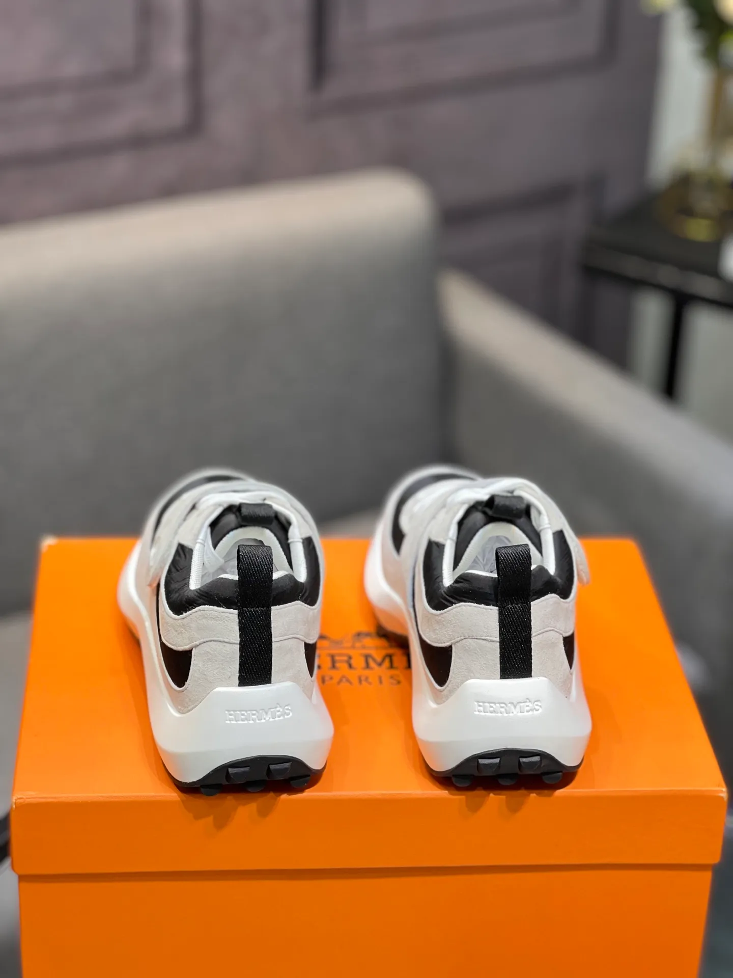 Men's shoes 💰600 Actual photos 🎬 [Hermès] Couple style, official website synchronization Counter quality French Paris catwalk style Simple and classic Imported original fabric Original 1:1 outsole! The highest version on the market! Size: Female 35-41. Male 39-45 (female 41, male 45 customized)